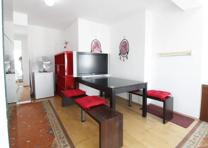 Cozy Center With Comfortable Bed Daire Viyana